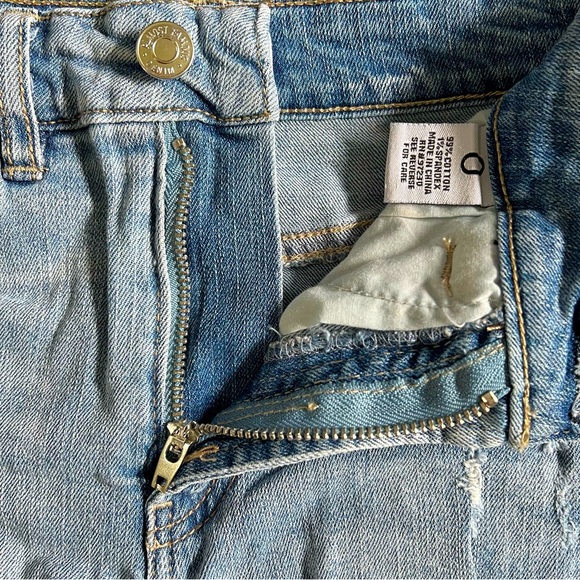 NWOT ALMOST FAMOUS LIGHT WASH AND HIGH WAISTED DENIM SHORTS WITH LACE TRIM - Picture 6 of 8